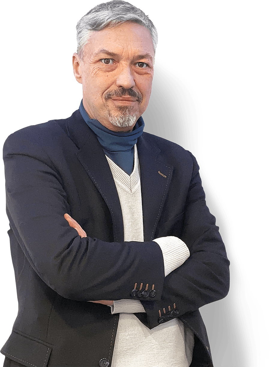 Marco Bassi di Formazione per Dirigenti in una foto a mezzo busto con un completo elegante scuro e mani conserte.