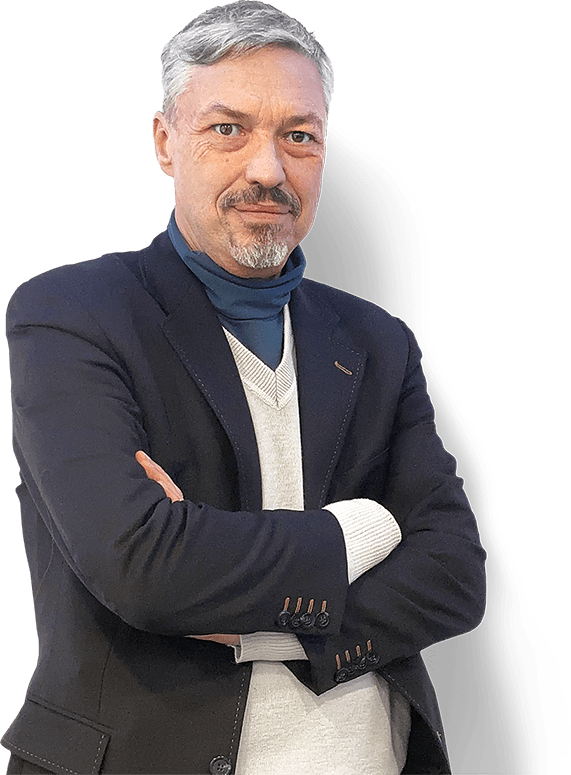 Marco Bassi di Formazione per Dirigenti in una foto a mezzo busto con un completo elegante scuro e mani conserte.